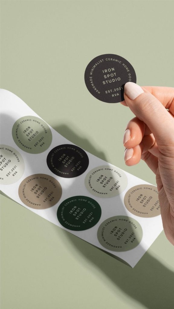 em Nhãn Nhựa vs. Tem Nhãn Giấy